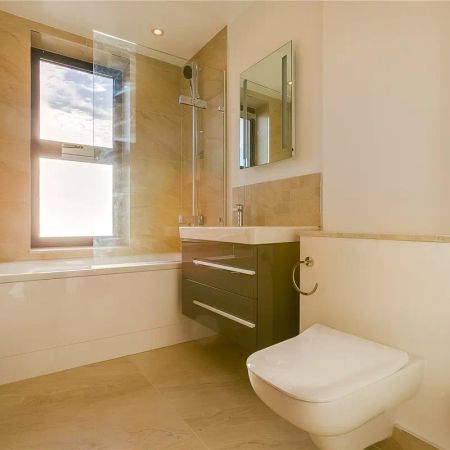 4 bedroom house in London - Photo 4