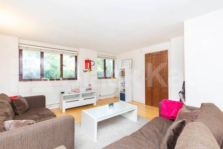 large 3 bedroom house split over 2 floors with 2 bathrooms - Photo 2
