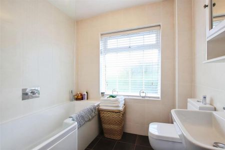 4 bedroom detached house to rent - Photo 2