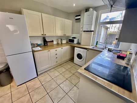 4 bedroom private hall to rent - Photo 4