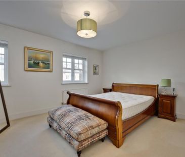 4 bedroom end of terrace house to rent - Photo 2