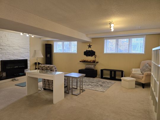 For Lease - 16 Meadowview Road, London South, Ontario - Photo 1