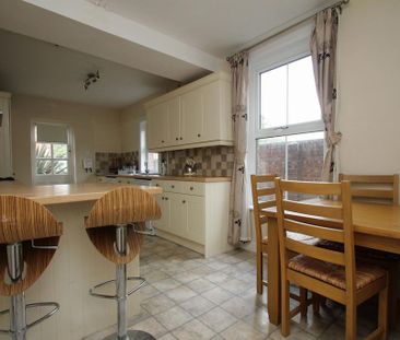 4 bedroom end of terrace house to rent - Photo 4