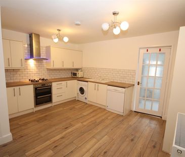 3 bedroom Semi-Detached House to let - Photo 4