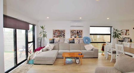 Stylish, Executive Family Home - Photo 3