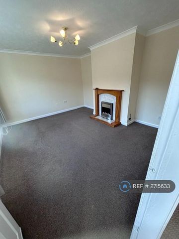 3 bedroom semi-detached house to rent - Photo 2