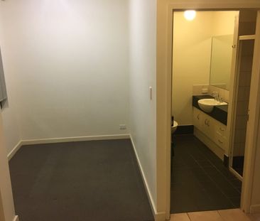 Light Fiilled 3BR CBD Townhouse, Close to Schools, Off Street Car Pkg - Photo 5