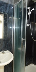 1 bedroom in a flat share to rent - Photo 4