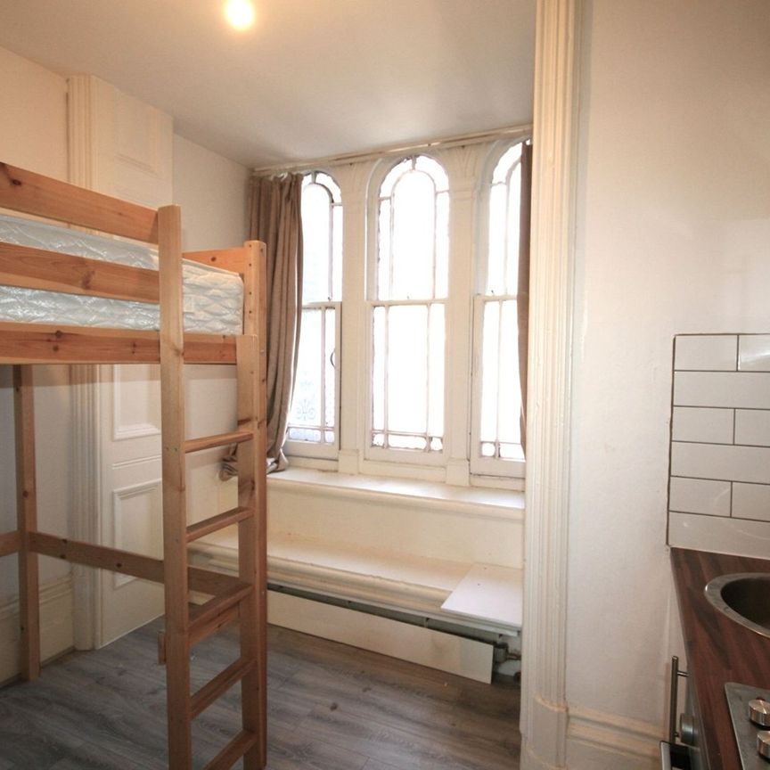 Bedsit, Clanricarde Gardens, W2 - Photo 1
