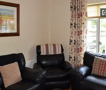 Beautiful room in 4-bedroom apartment in Santry, Dublin - Photo 4