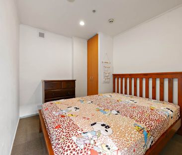 Sunny 2-Bedroom City Apartment - Photo 4