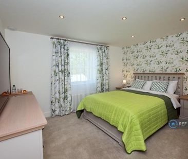 3 bedroom flat to rent - Photo 4