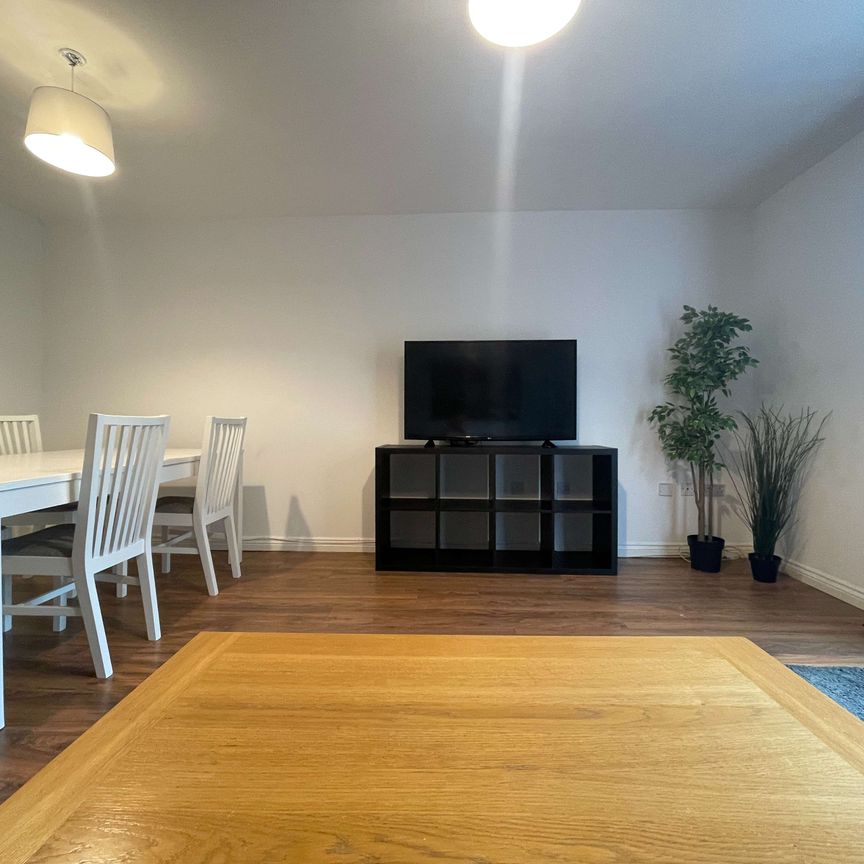 Gorgeous ALL ENSUITE house with lounge & garden Room 4 - Photo 1