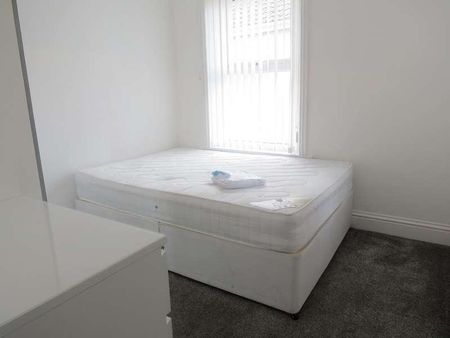 Bedroom Detached House In Winton, BH9 - Photo 3