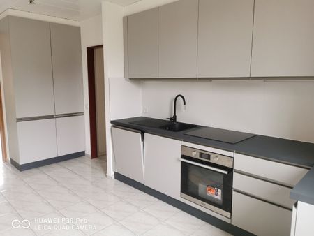 Large 5-room apartment - Photo 4