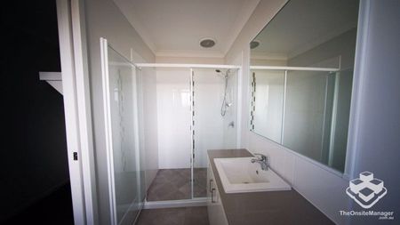 NEARLY BRAND NEW! SPACIOUS & MODERN house in Pimpama - Photo 2