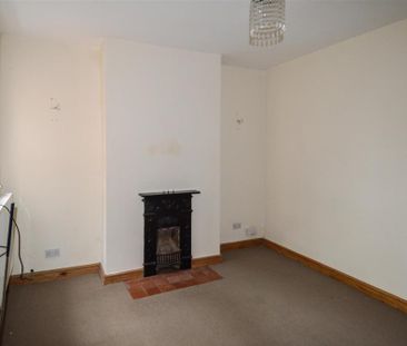 3 bedroom end of terrace house to rent - Photo 2