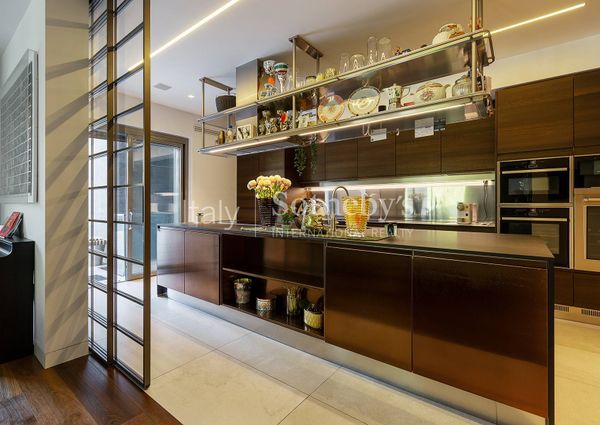 Luxury Villa with Pool and Spa in the Heart of EUR