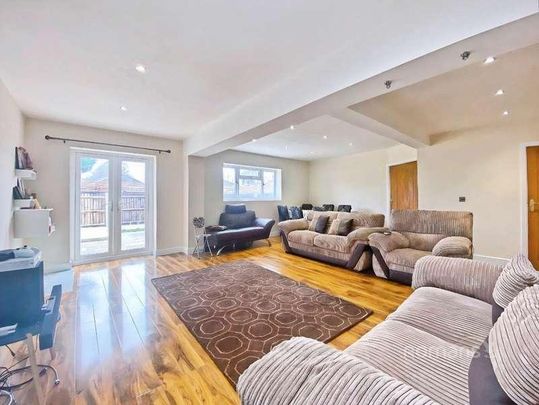 St. Johns Road, Farnborough, GU14 - Photo 1