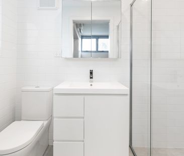 First Floor Modern Studio Apartment - Photo 2