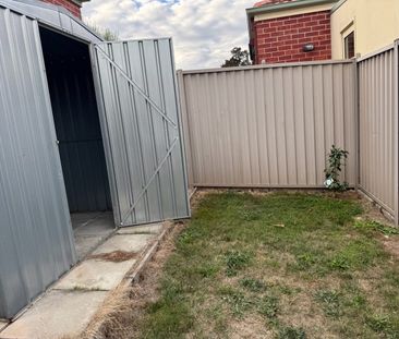 PERFECTLY POSITIONED QUIET 2 BEDROOM TOWNHOUSE WITH COURTYARD - Photo 5