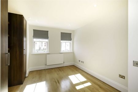 A beautifully presented townhouse moments from the River with garden and parking. - Photo 5