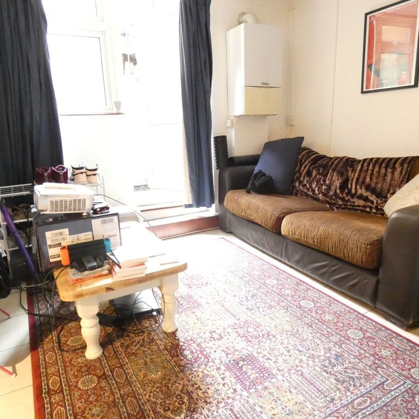 Studio Flat, Albion Road, N16 - Photo 1