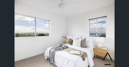 Sweeping unobstructed views from the ridge of Neutral Bay - Photo 4