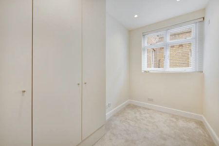 3 bedroom flat in London - Photo 3