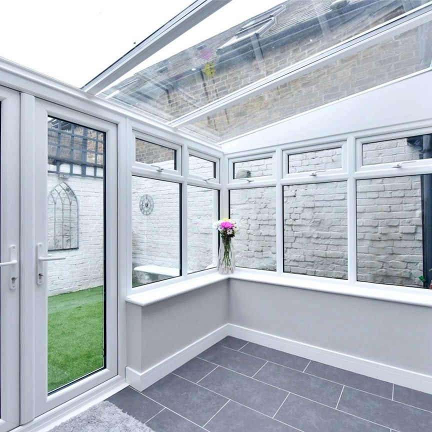 A beautifully presented house with courtyard garden and off-street parking in the centre of Windsor town. - Photo 1