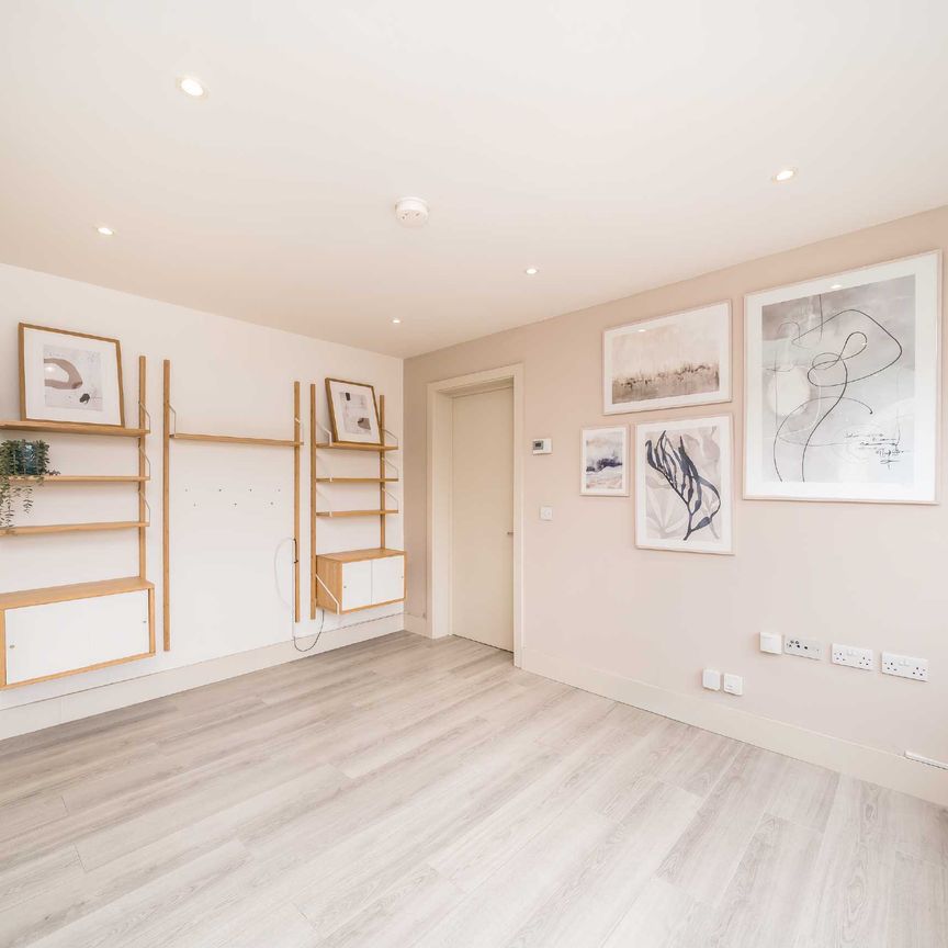Lingfield Crescent, SE9, London - Photo 1