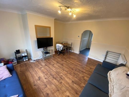 Earlham Grove, Norwich - Photo 1