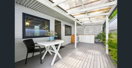 Furnished Freestanding Studio with Private Garden - Photo 4