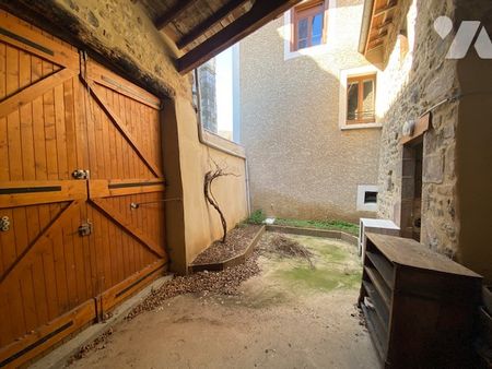 Maison de village à louer avec cour dans le centre du village de Champagne ! - Photo 4