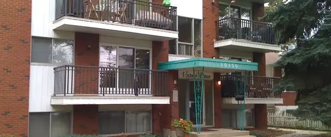 1-BR, Large Renovated Apartment, Old Strathcona near Whyte, University | 10150 83 Ave NW, Edmonton - Photo 1