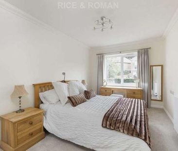 Kingston Avenue, Leatherhead, KT22 - Photo 2