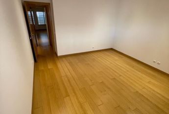 Apartamento T3 com estacionamento e vista de mar em Santo Amaro de Oeiras