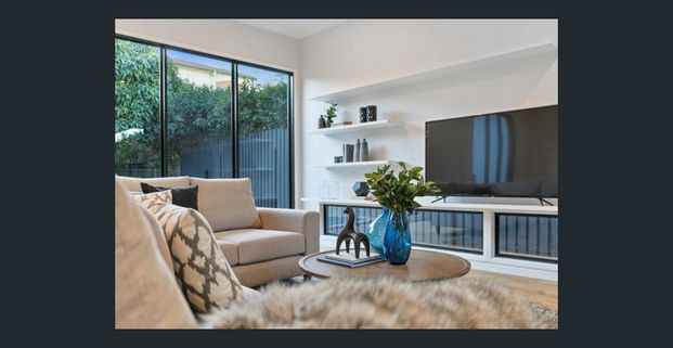 Spacious 5-Bedroom Family Home with Plunge Pool in Prime Ascot Location! - Photo 1