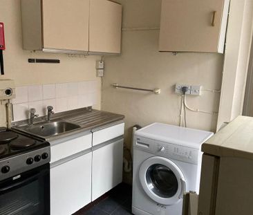 3 bedroom flat to rent - Photo 5
