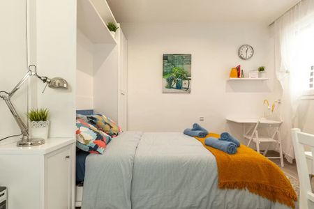 Plaça de Mossèn Clapés, Barcelona, Catalonia 08030 - Photo 2