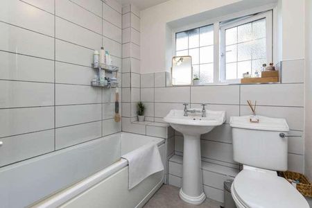 Fern Way, Horsham, RH12 - Photo 3