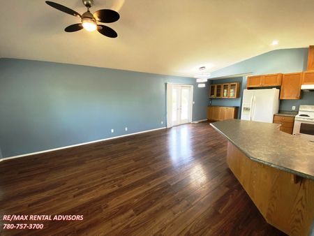 GREAT ACREAGE LIVING, 3 BED, 2 BATH, BUNGALOW SF HOME W/A DETACHED DBL GARAGE IN THE COMMUNITY OF RURAL LEDUC COUNTY - Photo 2