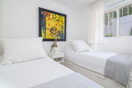 3 Bedroom Townhouse For Rent in Nueva Andalucía, Málaga - Photo 4