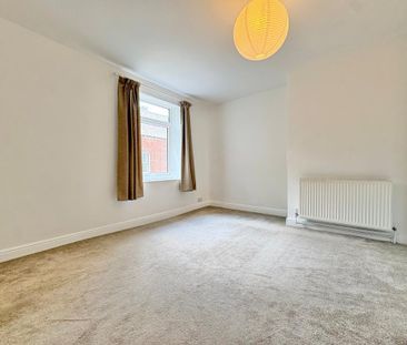 3 bedroom end of terrace house to rent - Photo 2