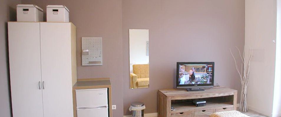 FLATmix.de / Helles, komplett möbliertes Zimmer mit WEST-Balkon in PB-Mitte - Photo 1