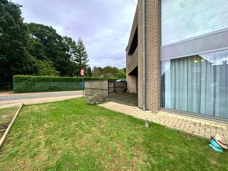 Ruim (+-90m²) gelijkvloers appartement met 2 slaapkamers, terras, tuin en autostaanpl - Foto 2