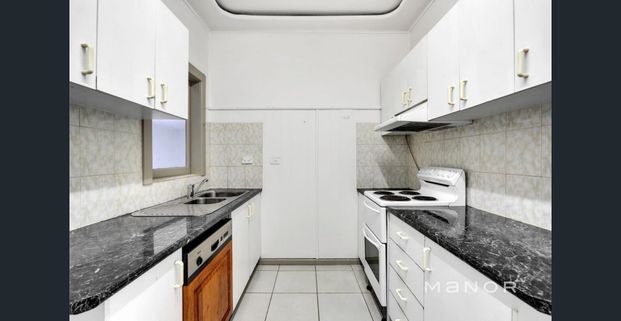 Spacious 4-Bedroom Family Home in Prime Location – Walk to T-Way! - Photo 1