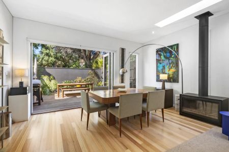Spacious Double-Storey Townhouse in the Heart of Prahran - Photo 2