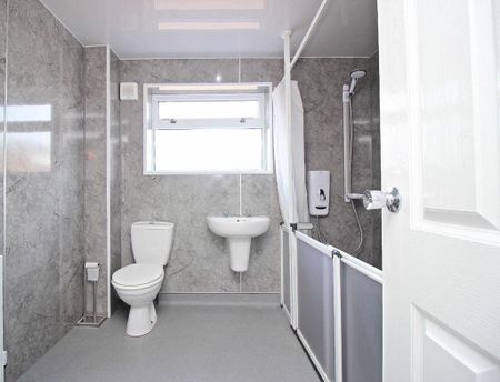 4 bedroom detached bungalow to rent - Photo 4
