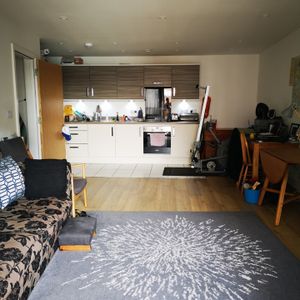 2 Bed Flat, Hawke House, SO19 - Photo 2